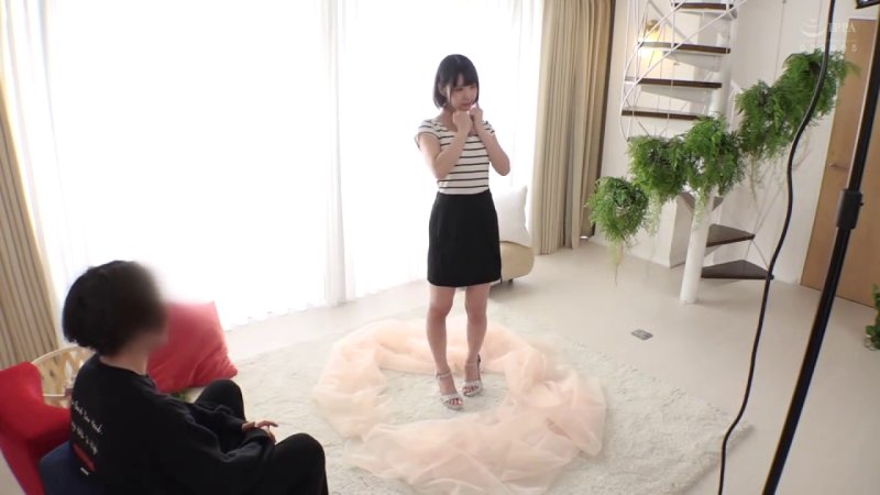 夫の目の前で全裸撮影に挑む清楚な若妻、初対面男性との3P中出しSEX