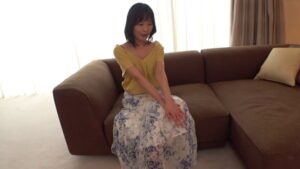 寂しさに耐えかねた美人介護士、初AV撮影で巨根を頬張り悦びの声を響かせる瞬間！