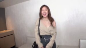 撮影会で盗撮された巨乳妻が密着ヤリモク男と体液まみれで絡み合う激情SEX！