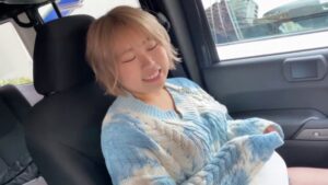 童顔ロリまこ、ぽっちゃり巨乳を揺らして痴女プレイ！手コキで男を骨抜き