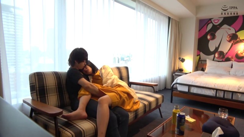 地味カワ素人ちゃんがエロSEXで大胆変身！ガン突きバックと手マン潮吹きで絶頂